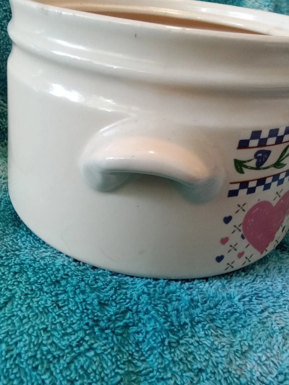 #1330Ceramic Heart Pattern Covered Casserole Pot - White with Blue & Pink Hearts
